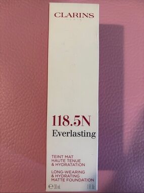 Clarins Everlasting Matte Foundation 118.5N – White & Pink Text Box